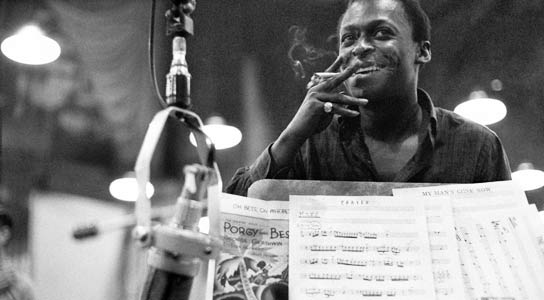Miles Davis dans les studios de la Columbia lors de l'enregistrement de Porgy and Bess (1958).
Courtesy of Sony Music Entertainment
