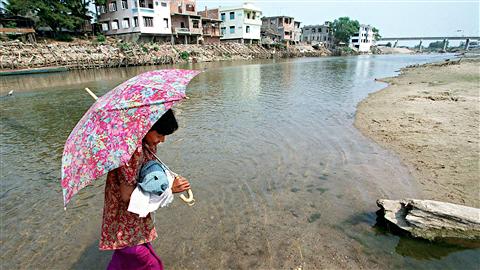 Photo: AFP/STR
Une Birmane traverse illégalement la rivière Moei, à la frontière entre le Myanmar et la Thaïlande. C'est près de cet endroit que Ron Zakreski aurait été arrêté.