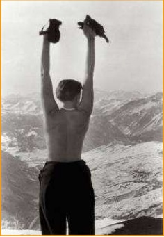 Charlotte Perriand en montagne, vers 1930 © AChP