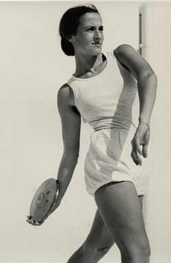 Lanceuse de disque, 1937. Photographe: Liselotte Grschebina. © Musée d’Israël.
