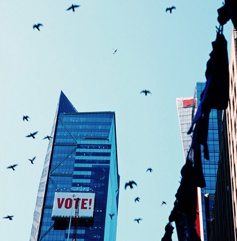 Vote. Times Square, New York. Des sirènes, des oiseaux, des vrombissements, un hélico, une manif… et un message. On est en 2008 © Carole B.