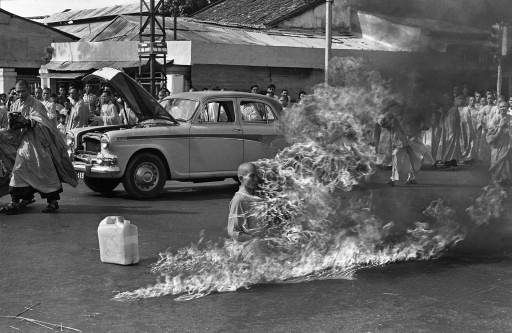 Thích Qu?ng ??c s'immole par le feu pour protester contre la persécution des bouddhistes du Sud-Viêt Nam © Malcolm Browne