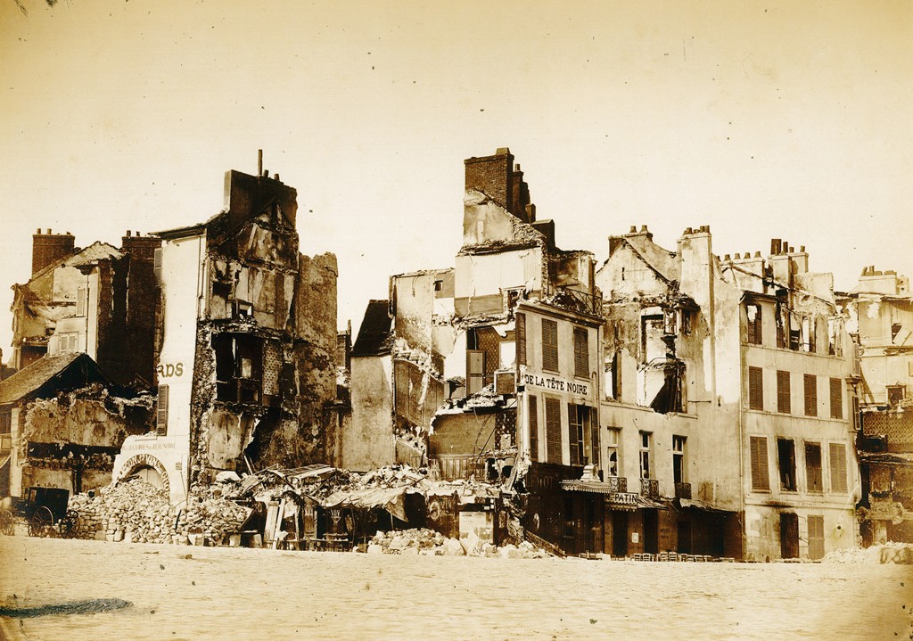 Alphonse J. Liebert, Saint-Cloud incendié, Hôtel de la Tête noire (n°55), photographie, fin XIXe siècle © musée des Avelines