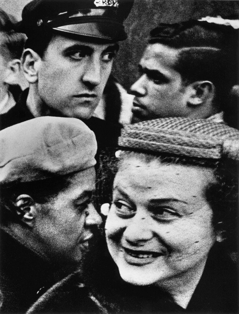 Quatre têtes au coin de Broadway et de la 33éme rue, 1954 © Collection Museé Géo-Charles