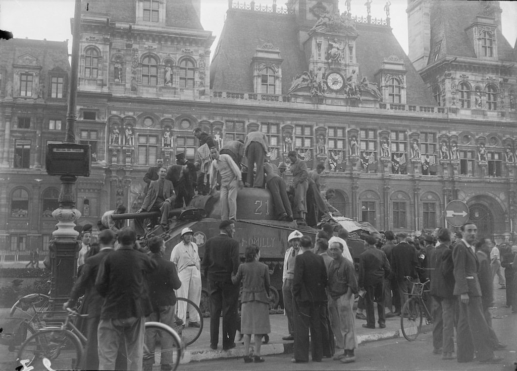 Le char Romilly devant l'Hôtel de ville, 25 août 1944. © Musée de la Résistance nationale – Champigny/don L'Humanité.