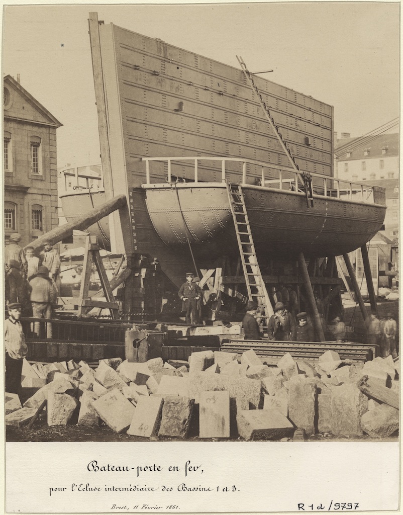 Bateau-porte en fer pour l'e?cluse interme?diaire des bassins 1 et 3 a? Brest
© muse?e national de la Marine/S. Dondain