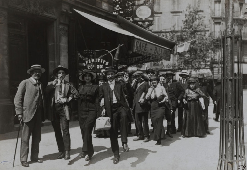 © Charles Lansiaux, « Partants, parents et amis sont pleins d'enthousiasme »
Photographie prise près de la gare de Lyon entre le 10 et le 20 août 1914
Acquise par la BHVP le 21 septembre 1914