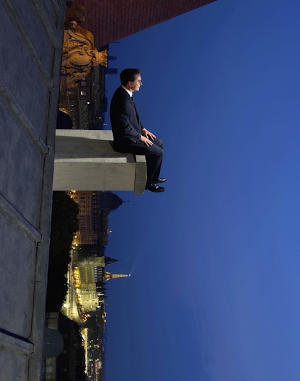 © Philippe Ramette, Contemplation irrationnelle, tirage couleur à développement chromogène, 2005, 150 x 125 cm, ADAGP / MEP © ADAGP?2014