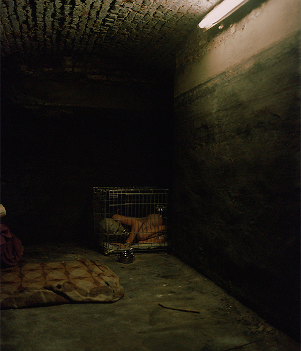 © Giovanni Troilo -
Maître Doberman et Clara la Chienne, sa femme, reçoivent des invités dans cet immeuble qui semble abandonné, dans le quartier de Marchienne au Pont.