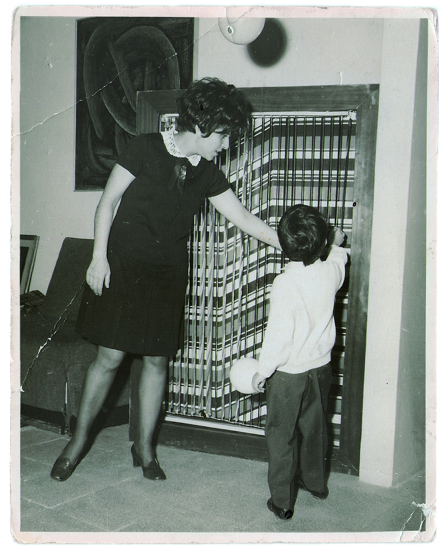 © Behjat Sadr explaining the functioning of a kinetic work to a child intrigued by the blinds, Tehran, 1967 - courtesy collection Mitra Hananeh-Goberville
