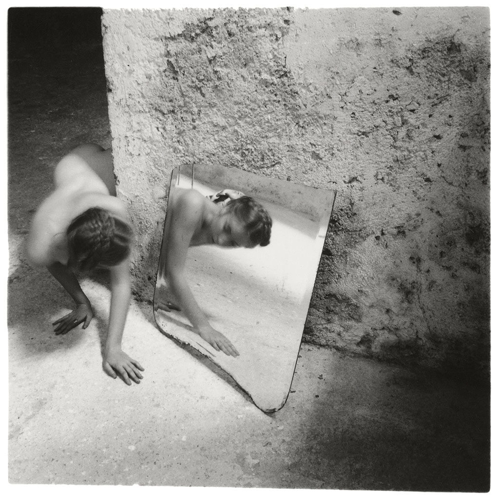 Francesca Woodman – Self-deceit #1, Rome, Italie – 1978
© George and Betty Woodman