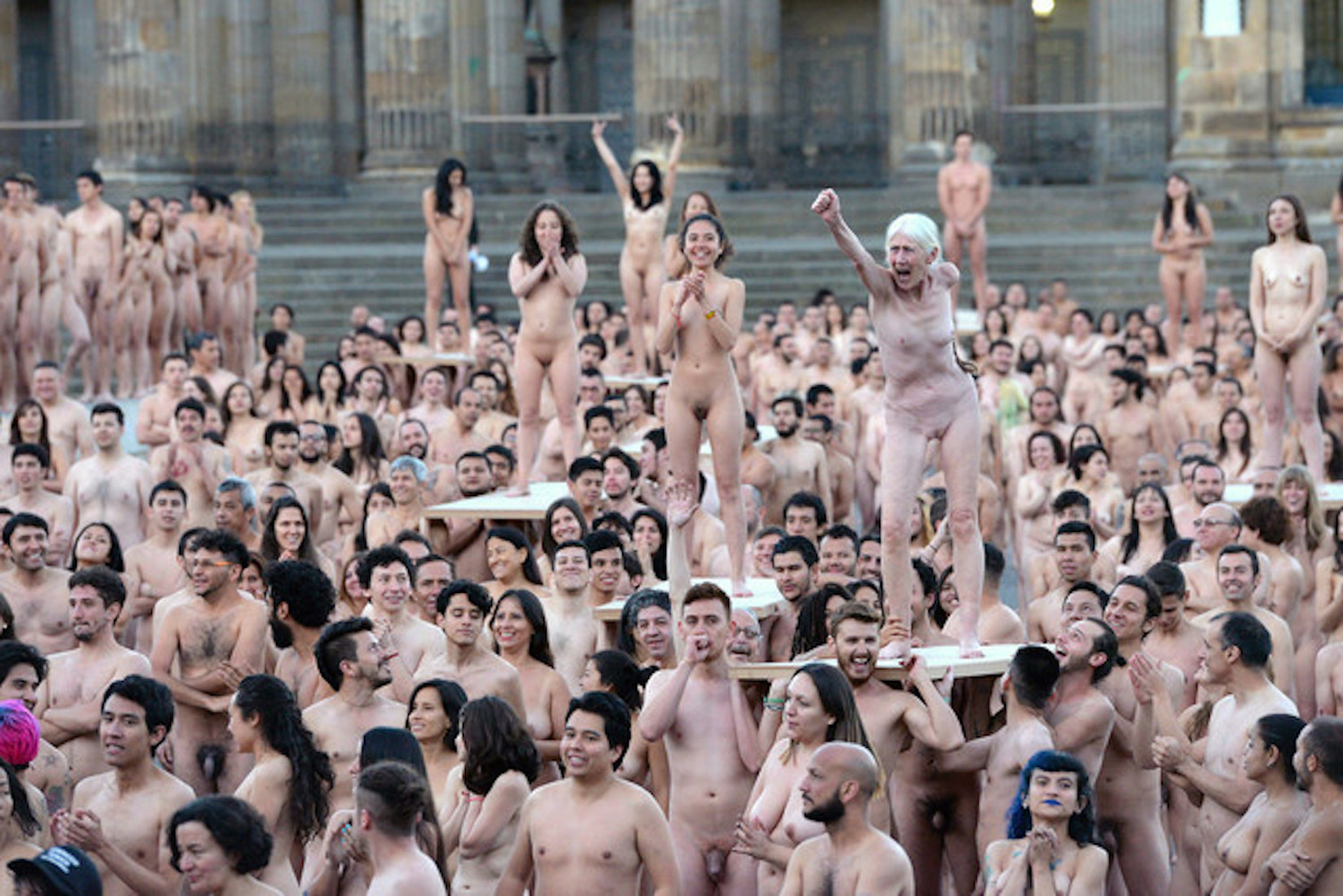 Spencer Tunick déshabille les Colombiens pour la paix.