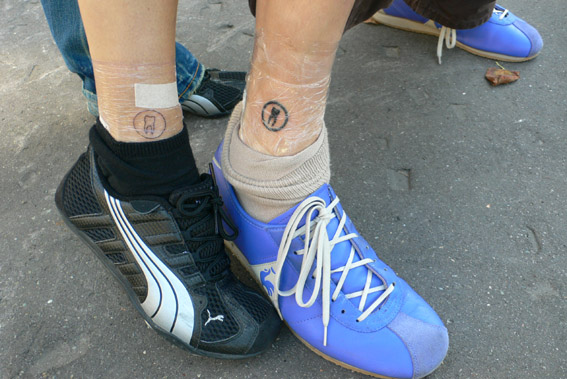 Deux pieds tatoués BERLIIN, photographie digitale sur aludibon, 45 x 30 cm © MARS