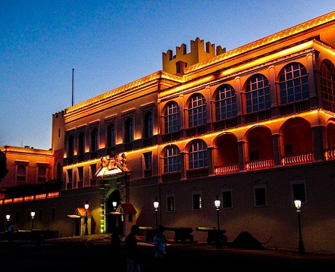 Palais de Monaco illuminé au coucher du soleil