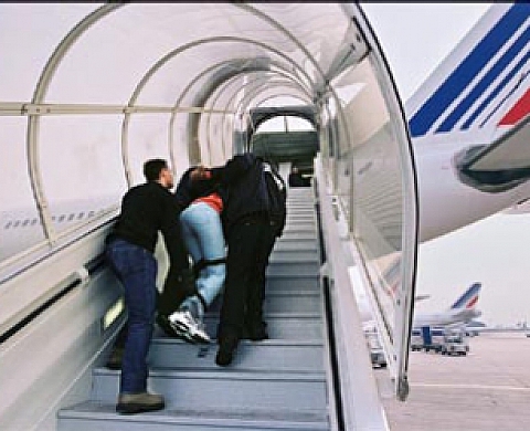 Bienvenue en France ! zone d'attente de Roissy et centres de rétention