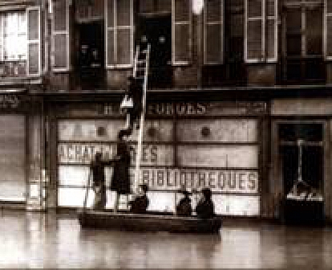 C'était il y a 100 ans… La grande crue de 1910 Paris inondé vu par le Journal des Débats - Au Louvre des Antiquaires C'était il y a 100 ans… La grande crue de 1910 Paris inondé vu par le Journal des Débats - Au Louvre des Antiquaires