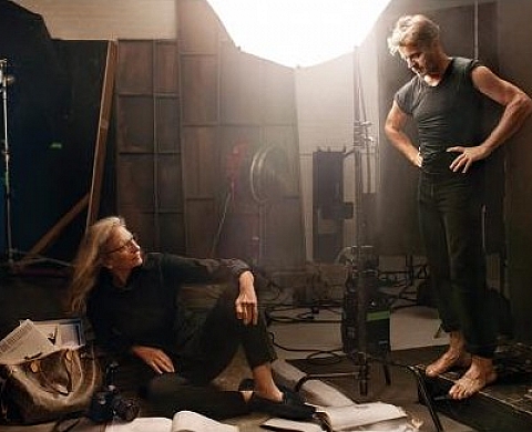 Annie Leibovitz en scène aux côtés de Mikhaeil Baryshnikov, pour Louis Vuitton Annie Leibovitz en scène aux côtés de Mikhaeil Baryshnikov, pour Louis Vuitton