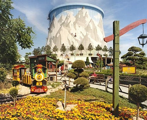 Dealing with ecological issues - Jürgen Nefzger's photography unmasks