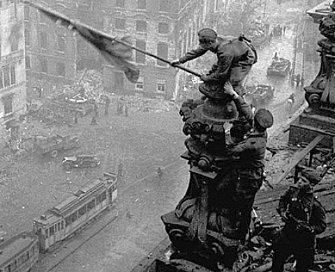 Vous rappelez-vous de cette photo où un soldat brandit le drapeau soviétique sur le Reichstag? Et bien ce soldat vient de décéder. Vous rappelez-vous de cette photo où un soldat brandit le drapeau soviétique sur le Reichstag? Et bien ce soldat vient de décéder.