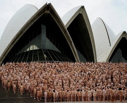 Plus de 5000 personnes en tenue d'Adam et Eve devant l'Opéra de Sydney Plus de 5000 personnes en tenue d'Adam et Eve devant l'Opéra de Sydney