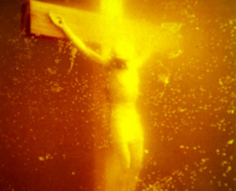 Entre Art et Blasphème: Andres Serrano, Piss Christ. Entre Art et Blasphème: Andres Serrano, Piss Christ.