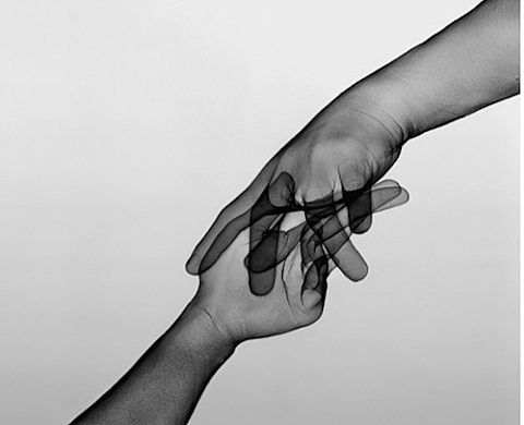 Jeux de mains à la loupe avec les photographies de Marc Ferrante