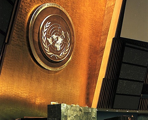 Ben Murphy pénètre l'immeuble des Nations Unies