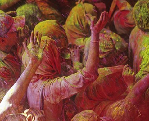 Véronique Durruty invite au voyage avec Holi, un grain de couleur en Inde