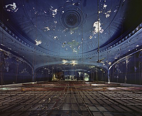 Voir autrement les ruines avec « Theaters » d'Yves Marchand et Romain Meffre