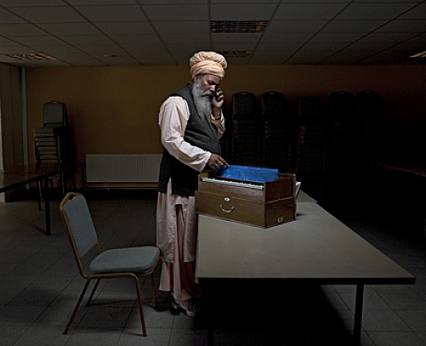 Liz Hingley expose « Under Gods, Histoires de Soho Road » à La Petite Poule Noire