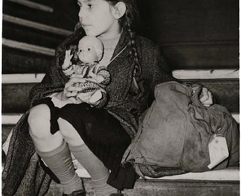 Entretien avec Nellu Cohn, autour de l'exposition «Au coeur du génocide : les enfants dans la Shoah 1933-1945» Entretien avec Nellu Cohn, autour de l'exposition «Au coeur du génocide : les enfants dans la Shoah 1933-1945»