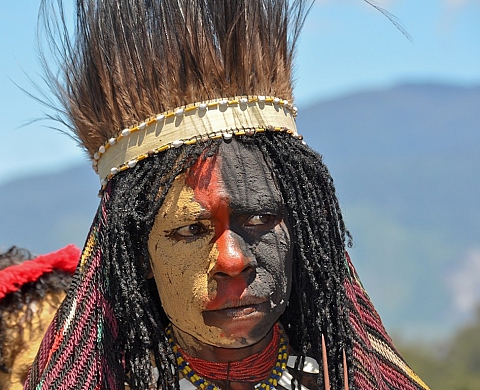 Marie-Rose et Jean-Louis Clément proposent une rencontre avec les papous dans leur exposition « Papoua » à l'espace Manufacture