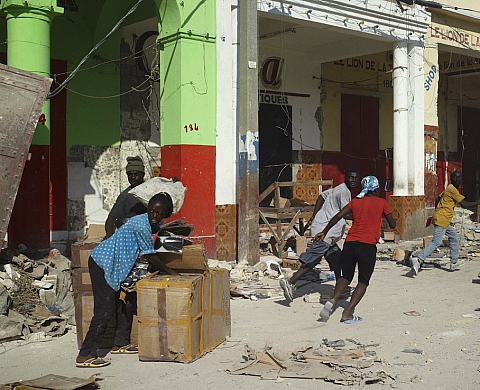 Les lauréats des prix Pictet sont Luc Delahaye  et Simon Norfolk 