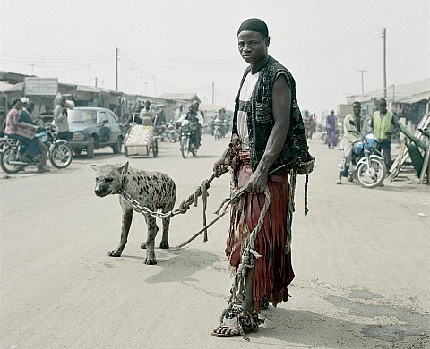 Pieter Hugo expose son travail intitulé «This must be the place, selected works 2003-2012» pour la première fois en France à Simultania Pieter Hugo expose son travail intitulé «This must be the place, selected works 2003-2012» pour la première fois en France à Simultania