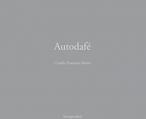 La jeune photographe Coralie Fournier-Moris publie son premier livre « Autodafé » La jeune photographe Coralie Fournier-Moris publie son premier livre « Autodafé »