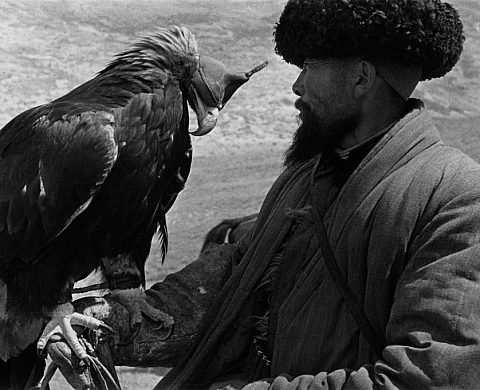 Ella Maillart présente « Le Monde pour horizon » à la Galerie du théâtre La passerelle 