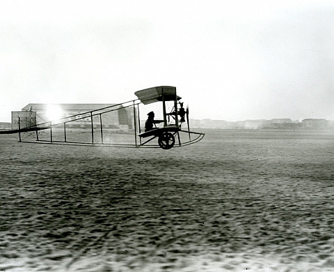 « Les Envols » de Jacques Henri Lartigue et les débuts de l’aviation au Musée Français de la Carte à Jouer & Galerie d'Histoire de la Ville