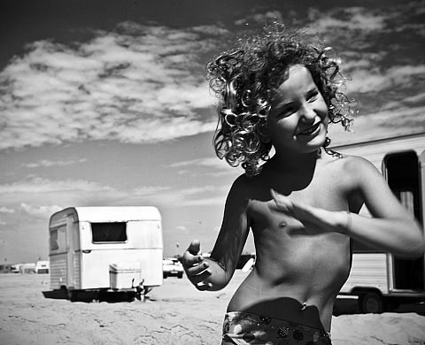 « Caravanes les chiens aboient », une exposition de 53 photographes