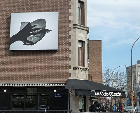 La galerie Dazibao présente Manon De Pauw sur les façades du Café Cherrier et du Marché Bonsecours à Montréal