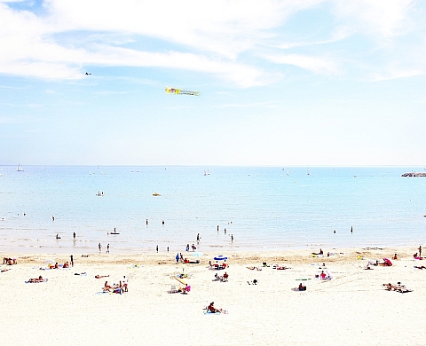 « Les petites scènes de plage » de Pierre Lormier prennent le large dans la Galerie Photo des Schistes