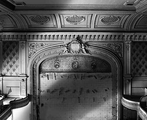 Le Salon des Gouverneurs du Casino de Trouville accueille l'exposition « La salle n'est pas perdue » du photographe Michel Tréhet