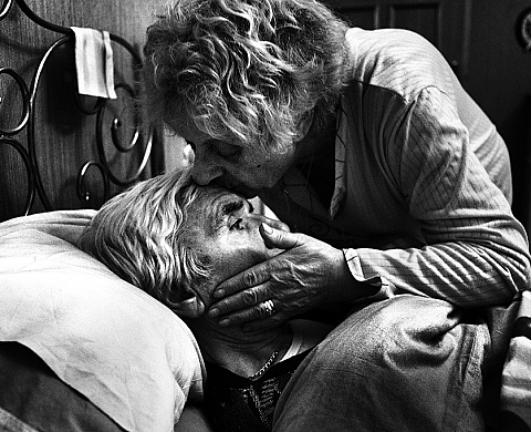 « Mirella » : le projet photographique de Fausto Podavini sur l'Alzheimer, à soutenir sur KissKissBankBank