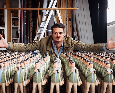 jens Lennartsson réalise 400 figurines pour son auto-promotion