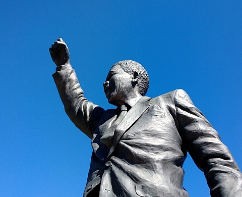 Don Mullan expose ses photos d’Afrique du Sud – prises au Nokia Lumia 1020 – sur la place du Palais Royal en grand format en hommage à Nelson Mandela