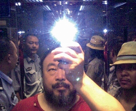 Ai Weiwei: des fleurs et un vélo contre la censure