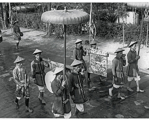 Le catalogue de l'exposition « Objectif Vietnam » du musée Cernushi, un trésor historique pour le Vietnam et la France Le catalogue de l'exposition « Objectif Vietnam » du musée Cernushi, un trésor historique pour le Vietnam et la France