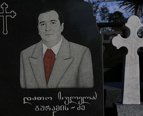 Pierres tombales de mafieux Géorgiens, par Sergey Stroitele