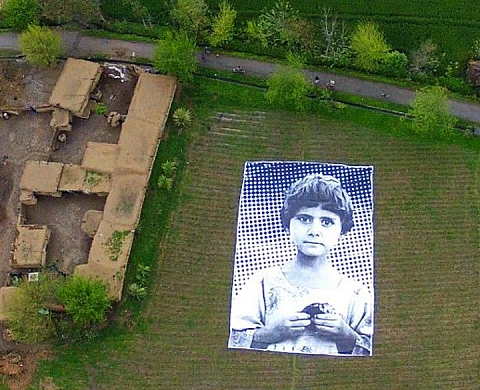 Au Pakistan, un collectif d'artistes locaux, aidé par le français JR, milite pour faire cesser les frappes de drones