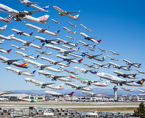 Un montage photographique d'avion par Michael Kelley crée le buzz