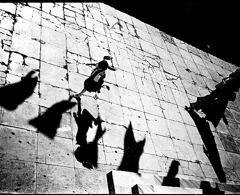 in)(between gallery présente ses deux nouvelles expositions : « Contrasted Places » et « Sakura » in)(between gallery présente ses deux nouvelles expositions : « Contrasted Places » et « Sakura »